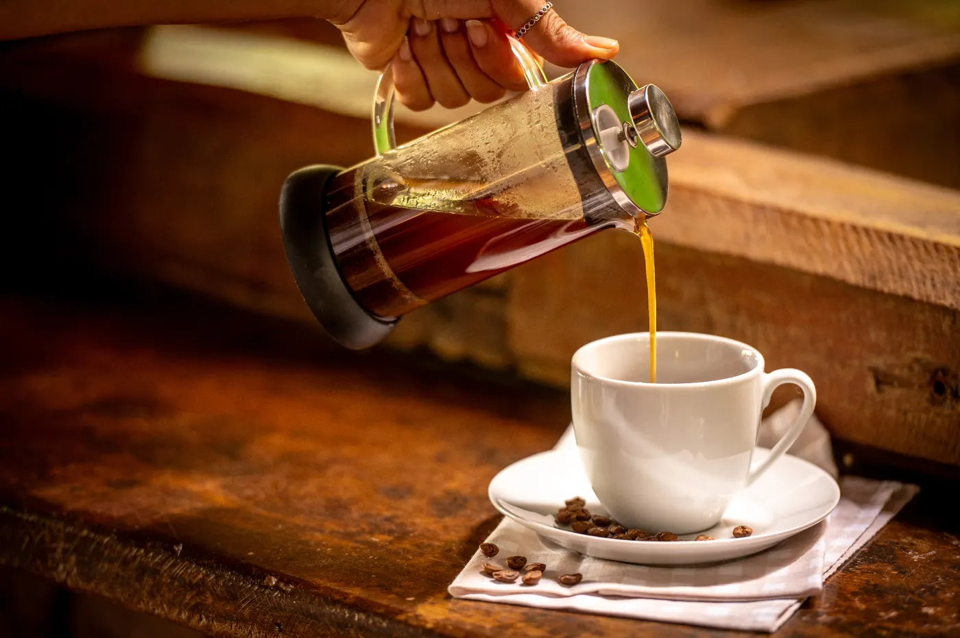 Café sendo coado na prensa francesa